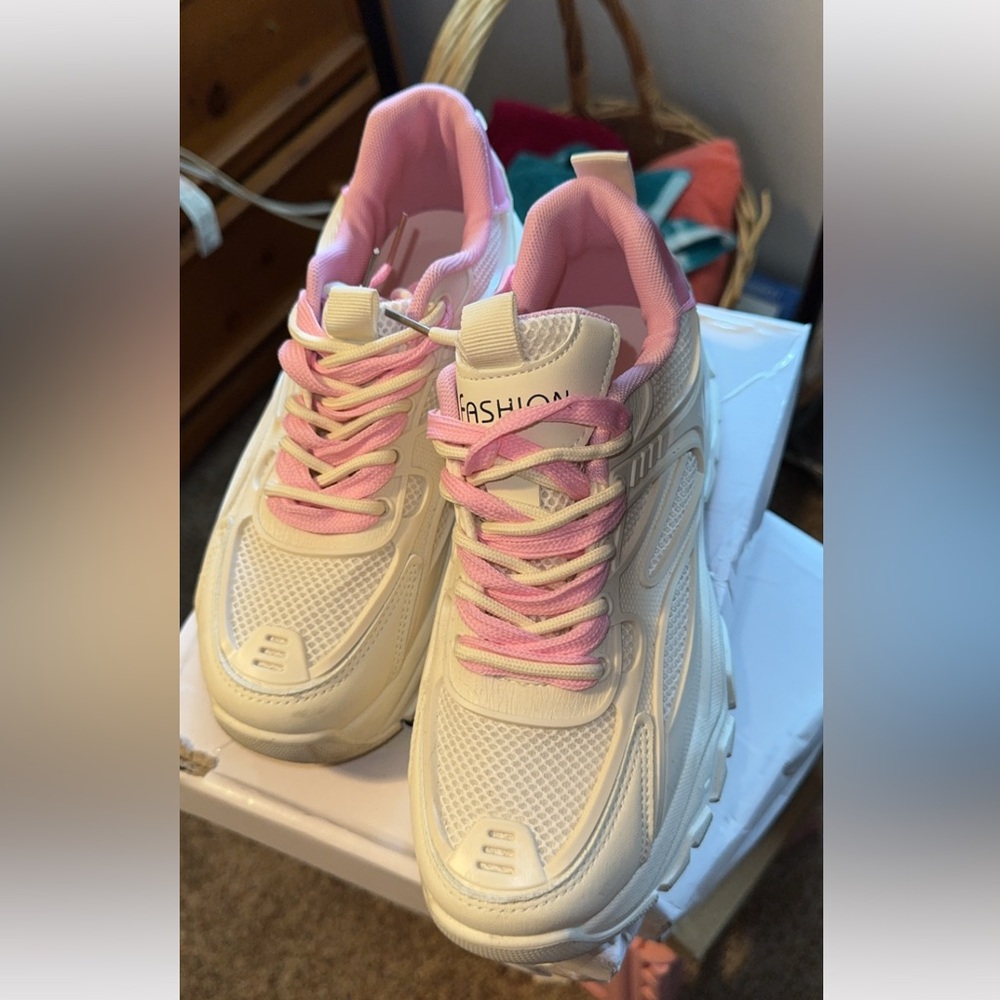 White lace up tennis shoes